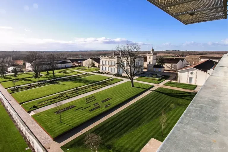 chateau gruaud larose vinodelnia s bogatoi istoriei i legendarnymi vinami