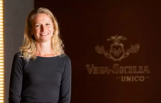 dzhessika zhiulmi vozglavila legendarnuiu vinodelniu vega sicilia