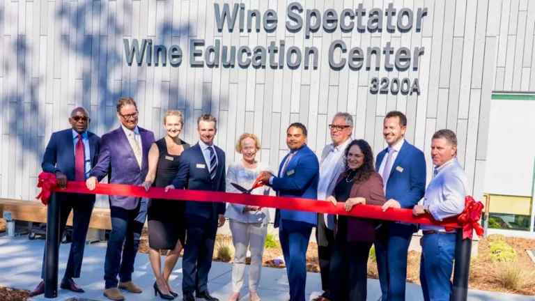 kolledzh napa velli otkryl tsentr obrazovaniia vina ot wine spectator
