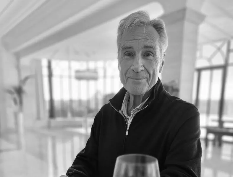 umer zherar pers frantsuzskii vinodel i vladelets chateau pavie v vozraste 75 let