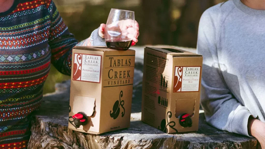 vina v korobkakh stanoviatsia luchshe