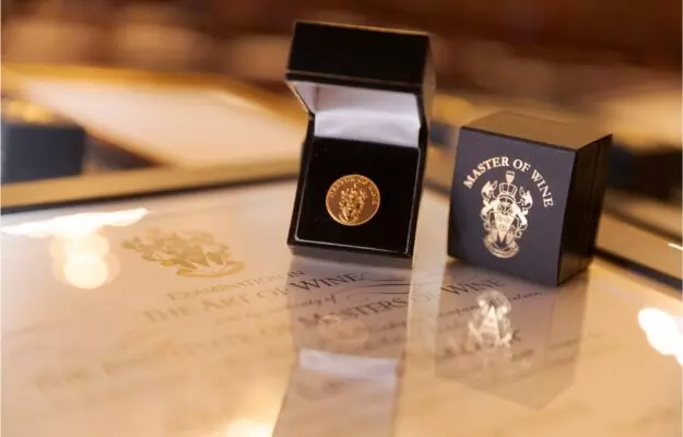 institut masterov vina provedet blagotvoritelnyi auktsion s sothebys