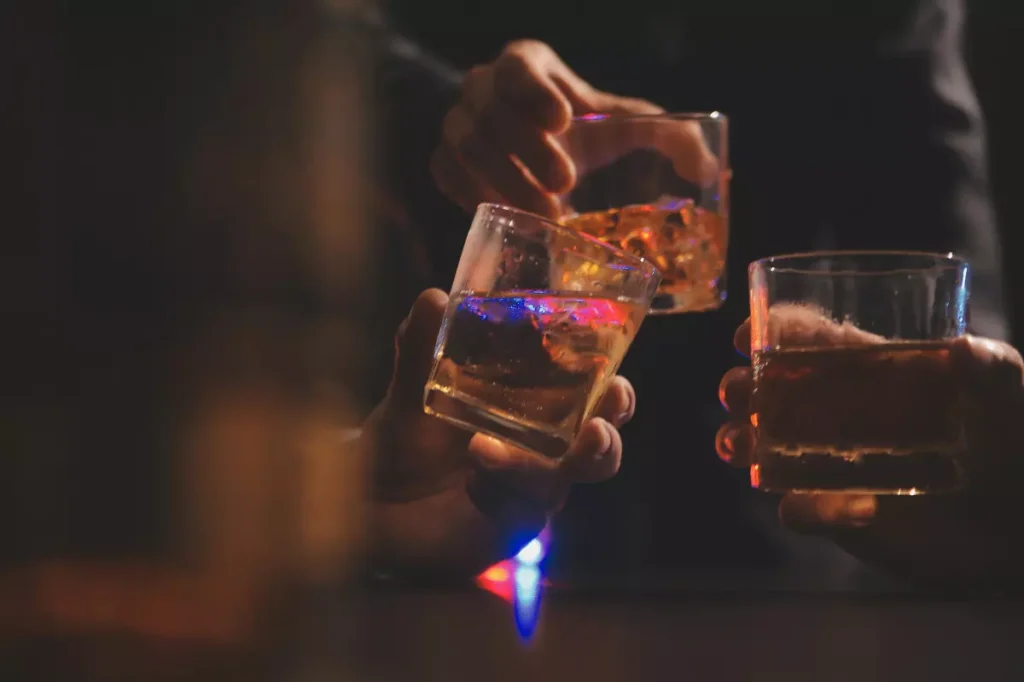 umerennoe potreblenie alkogolia mozhet uluchshat zapominanie slov pri izuchenii iazyka