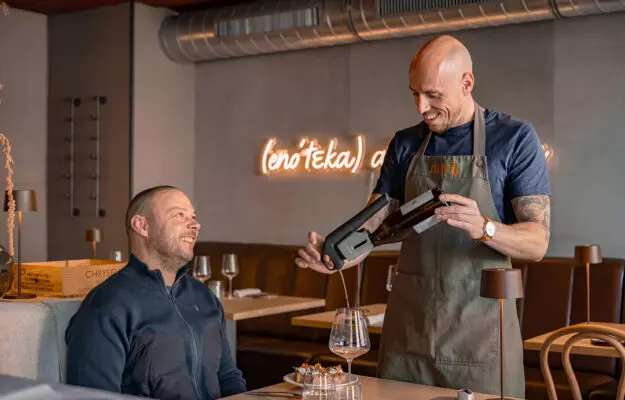 coravin predstavila pervyi v mire putevoditel po luchshim vinotekam i baram s vinom po bokalam