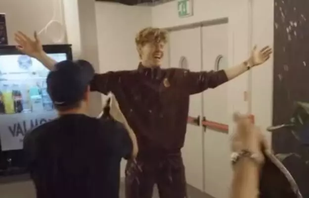 italianskii tennisist iannik zinner otprazdnoval pobedu italianskim asti a ne shampanskim