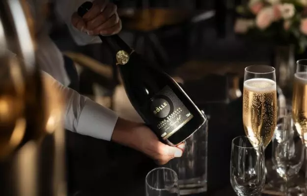 sozdano pervoe v mire bezalkogolnoe igristoe vino fermentirovannoe v butylke