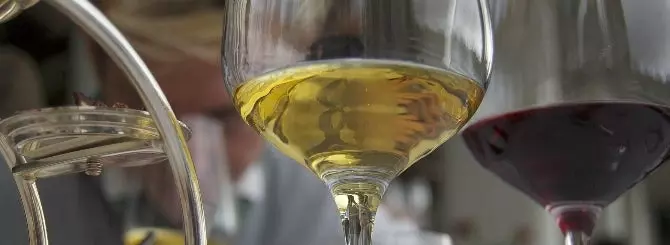 trudnye vremena dlia rynka premialnykh vin i spirtnogo