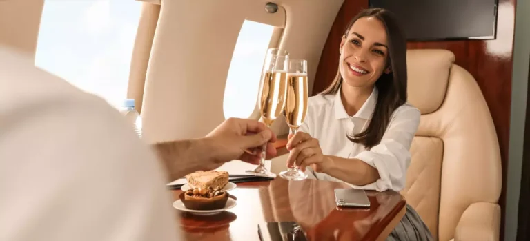 v emirates first class shampanskoe ischezaet iz meniu