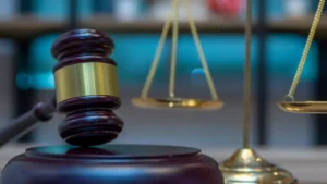 vo frantsii nastaivaiut na tiuremnykh prigovorakh za vinnuiu aferu