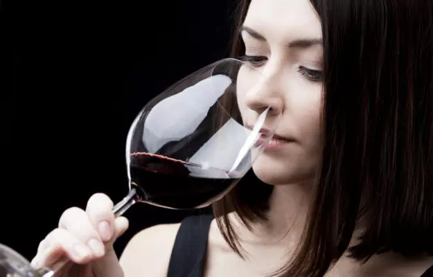 bokal i podacha vliiaiut na otsenku vina