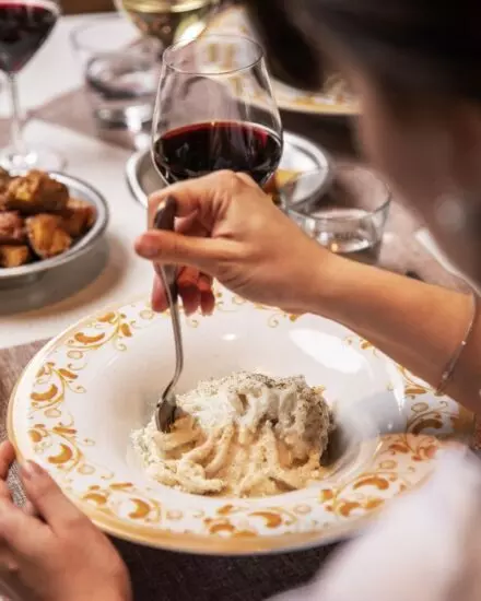 italianskoe vino i art proekty lugana nebbiolo i olivkovoe maslo v tsentre vnimaniia