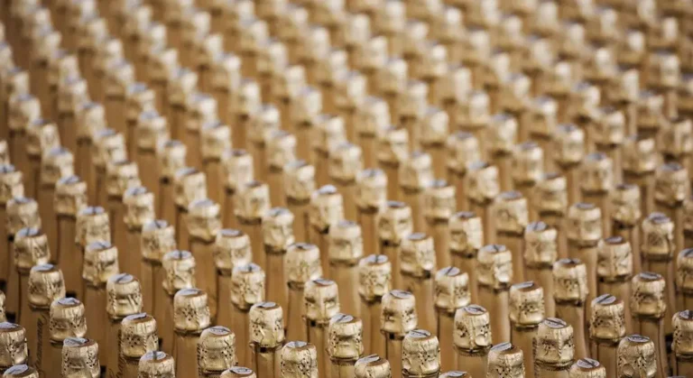 prodazhi shampanskogo v mire padaiut tretii god podriad