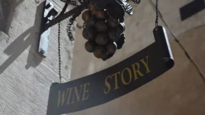 vliianie istorii na etiketkakh na prodazhi vina