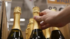 tramp ugrozhaet frantsii poshlinami v 200% na shampanskoe i vino