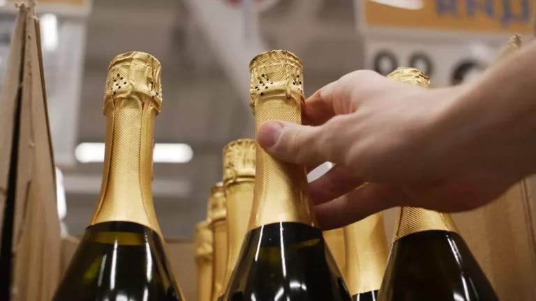 tramp ugrozhaet frantsii poshlinami v 200% na shampanskoe i vino